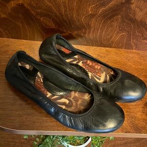 Born Julianne Leather Round Toe Slip On Ballet Flat Size 9.5 B78203